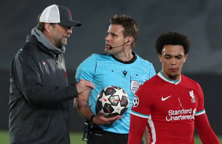 差点装大了！赞比亚锋霸绝平马里后空翻庆祝，颈部着地吓出冷汗（惊险一幕！赞比亚前锋绝平马里后空翻失误，颈部着地险些受伤）