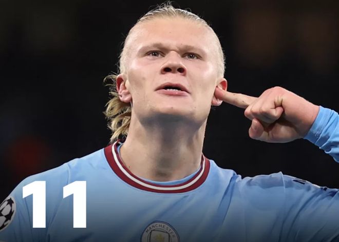 给爷整笑了，曼奇尼假意亲吻布鲁马多，将布鲁马多逗笑（这一幕笑翻了：曼奇尼作势亲吻布鲁马多，逗得对方当场大笑）