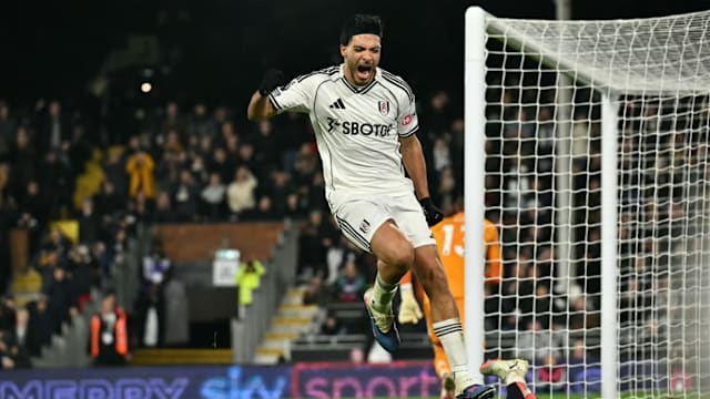 大哥你在干嘛？米兰德比补时阶段，巴斯托尼掏裆奇克（米兰德比补时阶段现争议：巴斯托尼对奇克疑似不当动作）