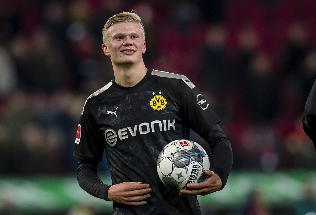 中超裁判判罚引发巨大争议（中超裁判判罚掀起轩然大波）