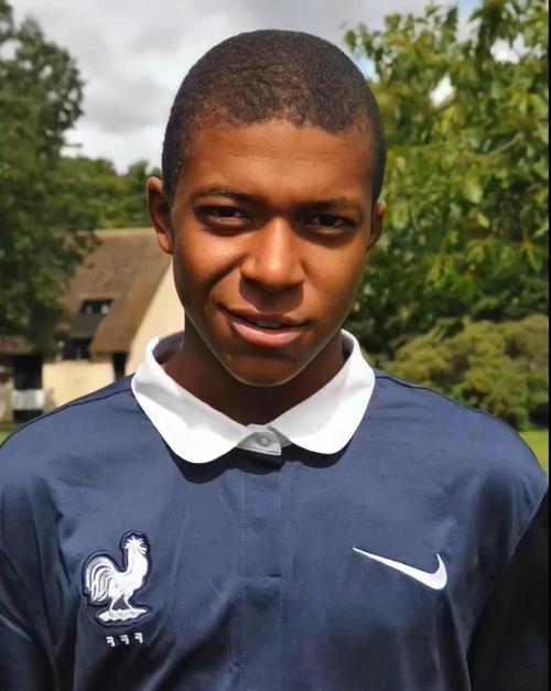 中国足协新规影响中超亚冠竞争，女足面临资金压力，外援政策收紧，挑战加剧。（足协新政波及中超亚冠竞争，女足资金承压，外援趋严，挑战升级）